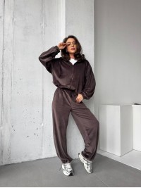 Велюровий жіночий костюм на блискавці коричневого кольору 31473