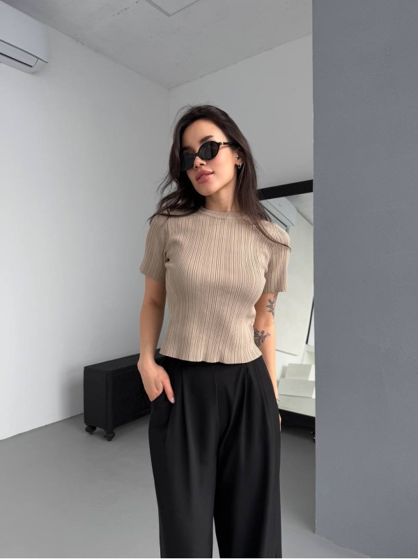 Жіночий топ бежевого кольору 31635