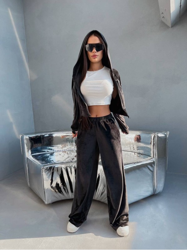 Велюровий жіночий костюм з капюшоном чорного кольору 31709