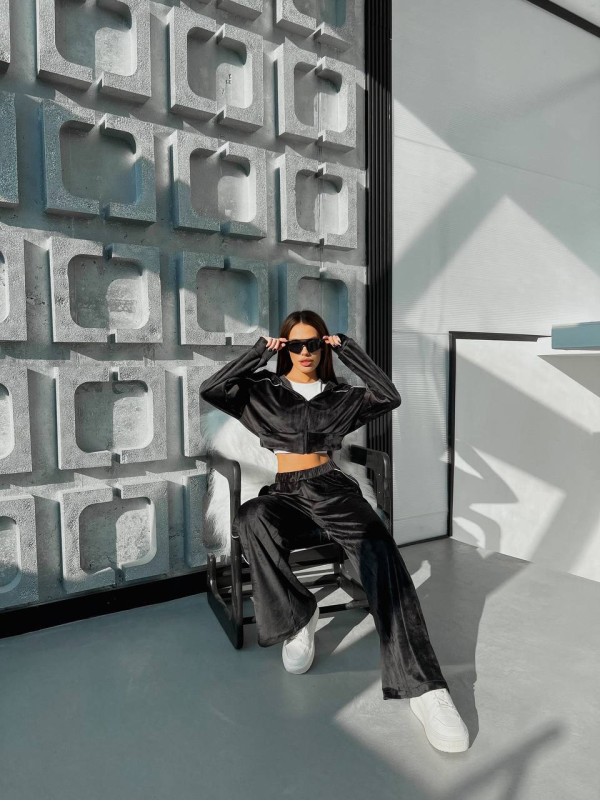 Велюровий жіночий костюм з капюшоном чорного кольору 31709