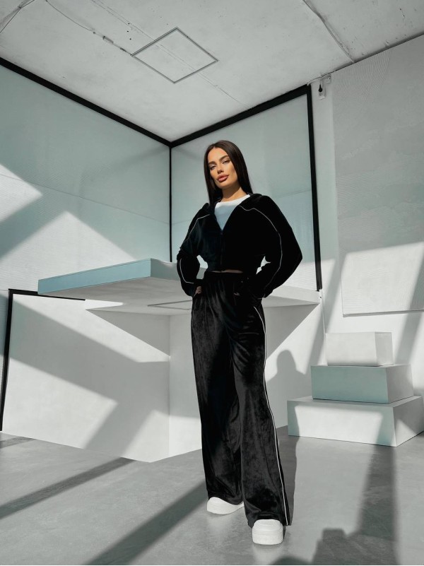 Велюровий жіночий костюм з капюшоном чорного кольору 31709