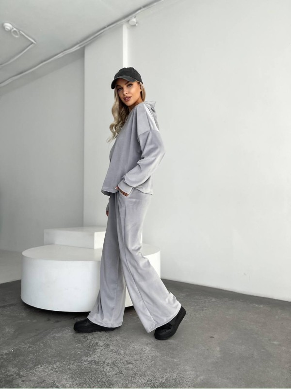 Велюровий жіночий костюм сiрого кольору 31716