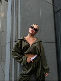 Велюровий жіночий костюм з укороченою кофтою кольору хакі 31718