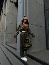 Велюровий жіночий костюм з укороченою кофтою кольору хакі 31718