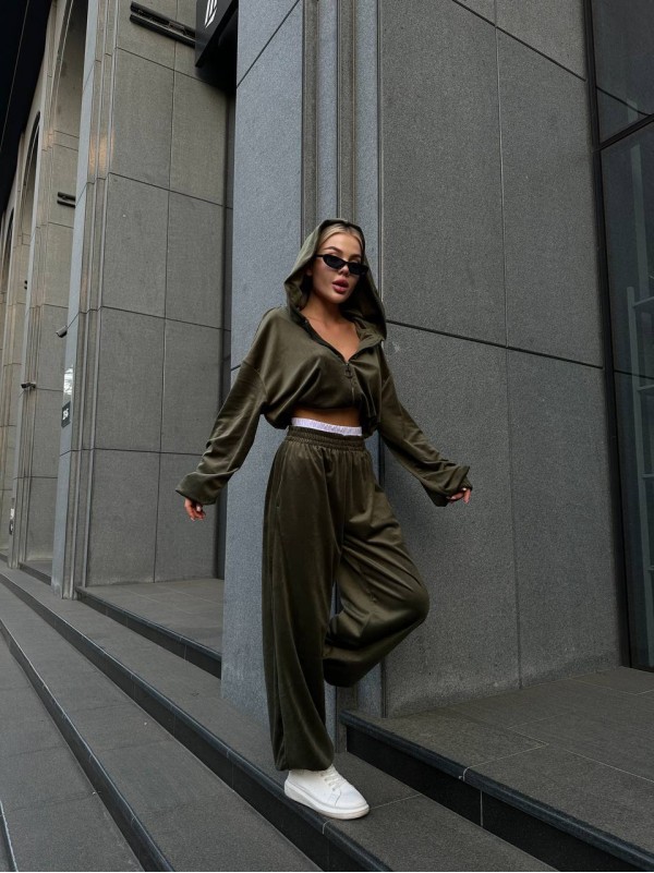 Велюровий жіночий костюм з укороченою кофтою кольору хакі 31718