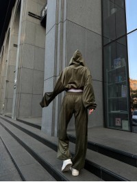 Велюровий жіночий костюм з укороченою кофтою кольору хакі 31718