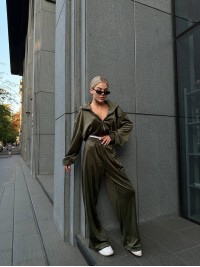 Велюровий жіночий костюм з укороченою кофтою кольору хакі 31718