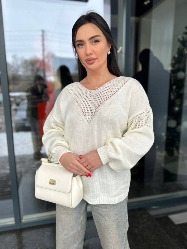 Легкий жіночий светр із вирізом молочного кольору 31729