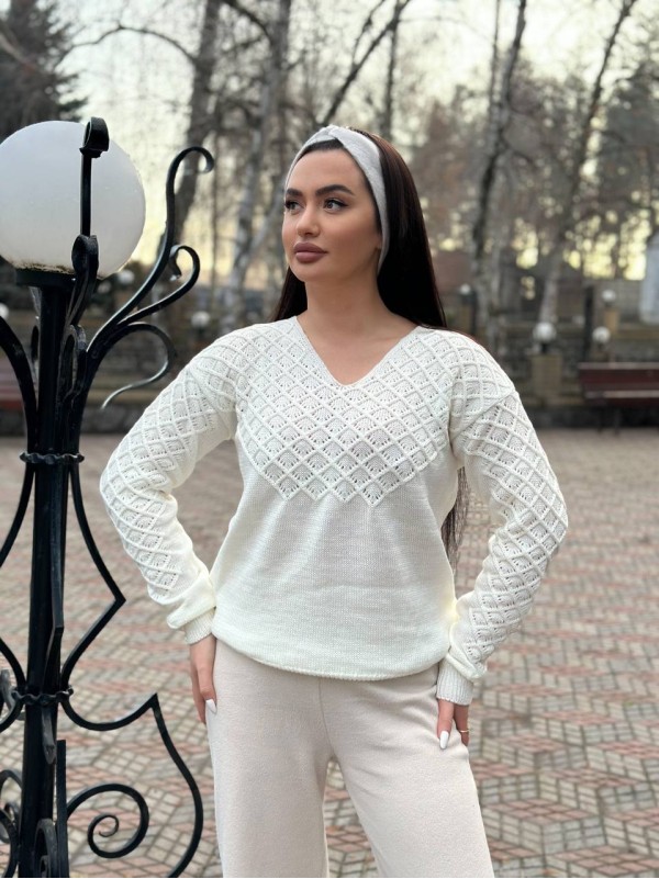 Базовий жіночий светр молочного кольору 31733