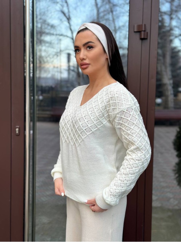 Базовий жіночий светр молочного кольору 31733