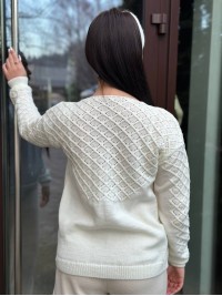 Базовий жіночий светр молочного кольору 31733