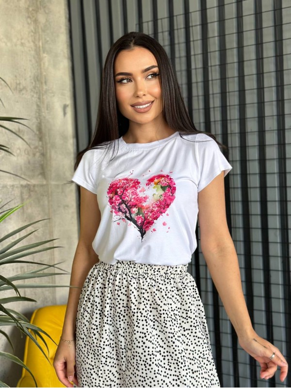 Базова жіноча футболка з серцем бiлого кольору 31767