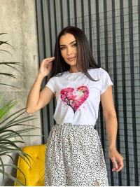 Базова жіноча футболка з серцем бiлого кольору 31767