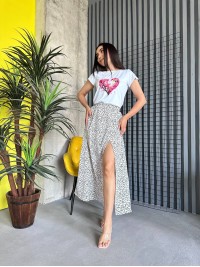 Базова жіноча футболка з серцем бiлого кольору 31767