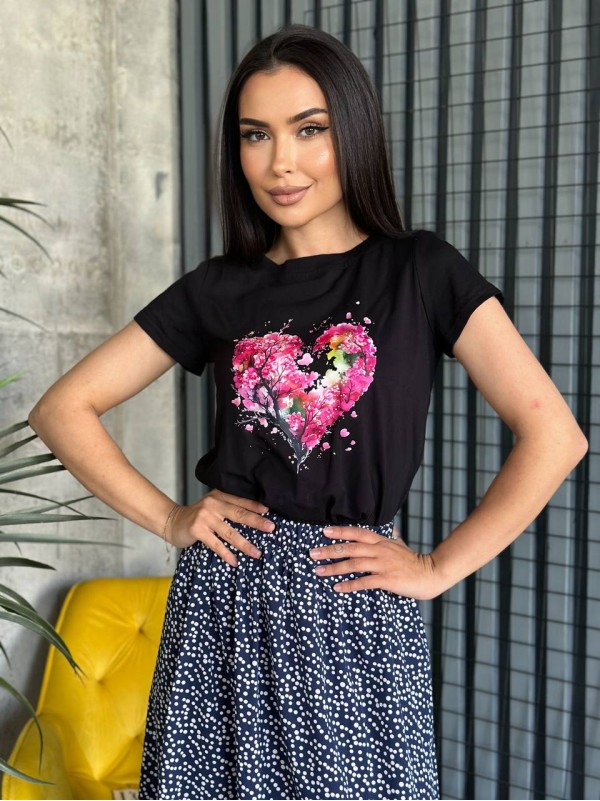 Базова жіноча футболка з серцем чорного кольору 31768