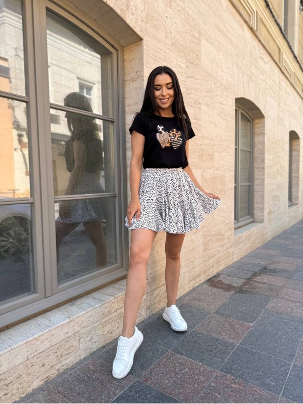 Базова жіноча футболка з леопардовими серцями чорного кольору 31769