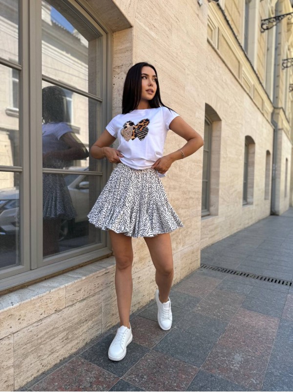 Базова жіноча футболка з леопардовими серцями бiлого кольору 31770