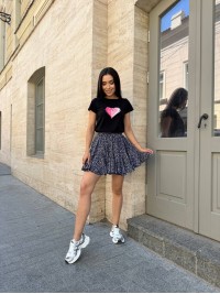 Базова жіноча футболка з принтом чорного кольору 31772