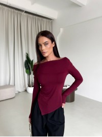 Жіночий асиметричний лонгслів бордового кольору 31795