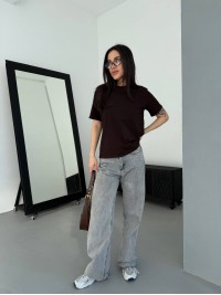 Однотонна базова футболка коричневого кольору 31801