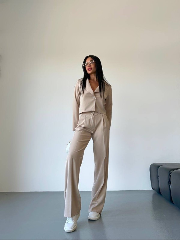 Стильний класичний костюм бежевого кольору 31839