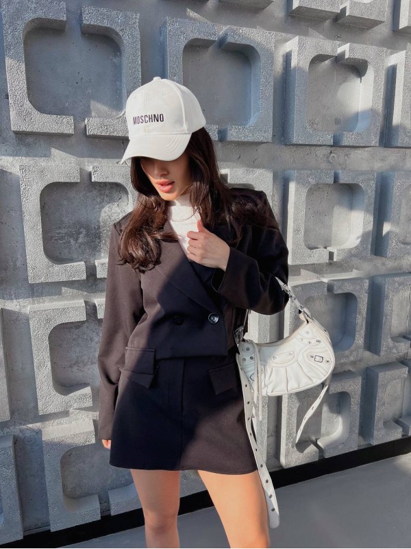 Жіночий класичний костюм 2-ка (спідниця-шорти+піджак) чорного кольору 31846