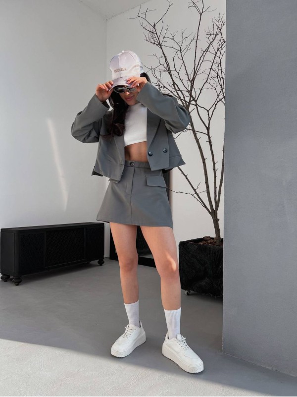 Жіночий класичний костюм 2-ка (спідниця-шорти+піджак) сiрого кольору 31847