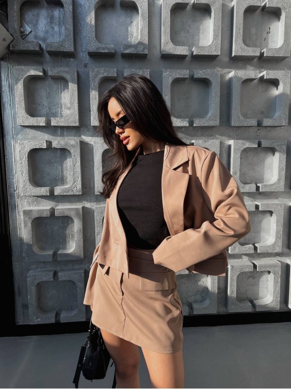 Жіночий класичний костюм 2-ка (спідниця-шорти+піджак) бежевого кольору 31848