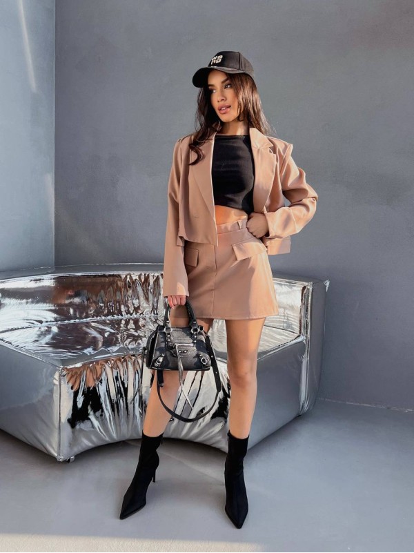 Жіночий класичний костюм 2-ка (спідниця-шорти+піджак) бежевого кольору 31848