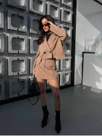 Жіночий класичний костюм 2-ка (спідниця-шорти+піджак) бежевого кольору 31848