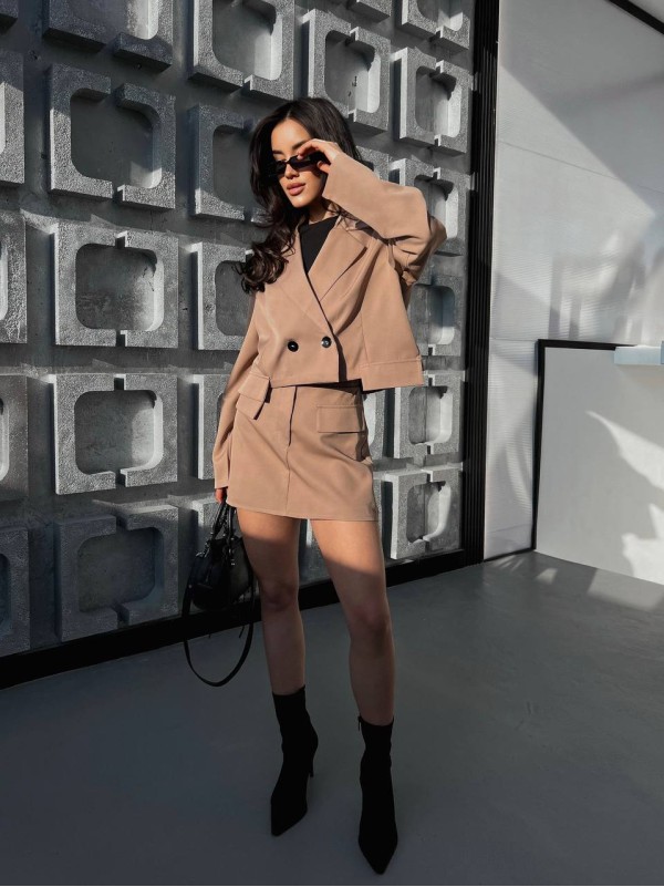 Жіночий класичний костюм 2-ка (спідниця-шорти+піджак) бежевого кольору 31848