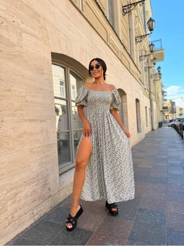 Повітряна сукня міді в квітку з відкритими плечима чорно-білого кольору 31896