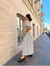 Повітряна сукня міді в квітку з відкритими плечима чорно-білого кольору 31896