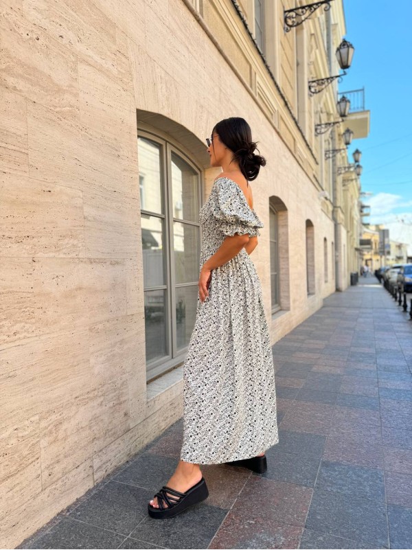 Повітряна сукня міді в квітку з відкритими плечима чорно-білого кольору 31896