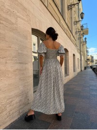 Повітряна сукня міді в квітку з відкритими плечима чорно-білого кольору 31896