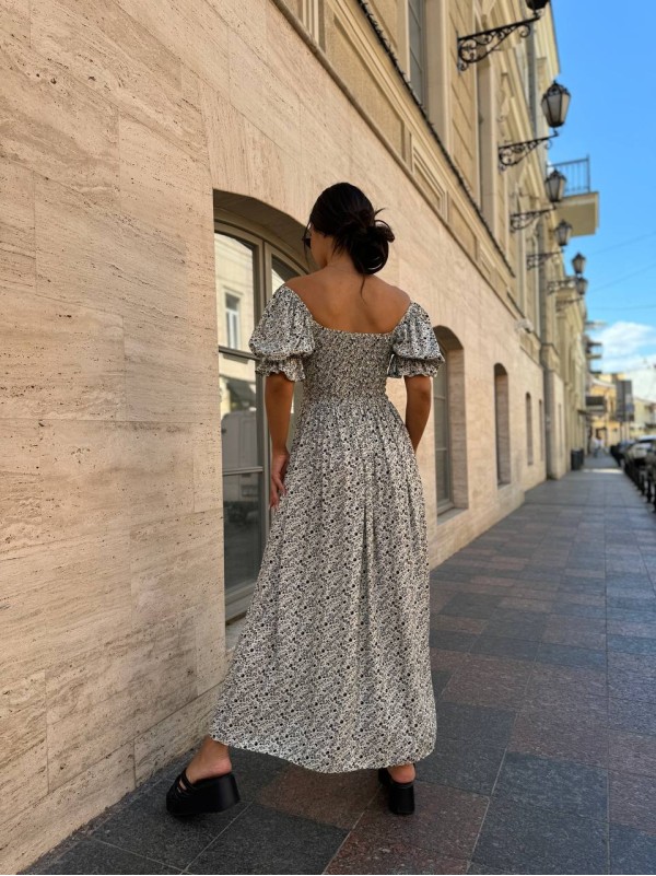 Повітряна сукня міді в квітку з відкритими плечима чорно-білого кольору 31896