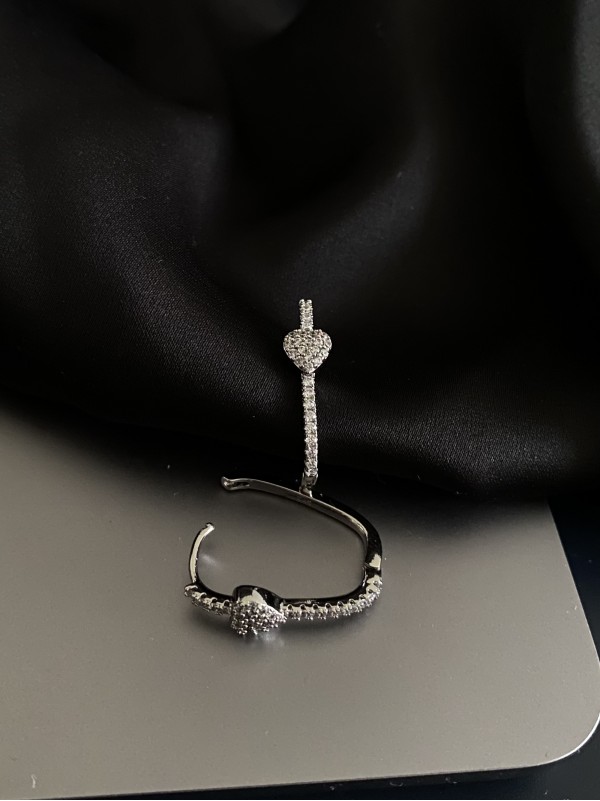 Сережки Серце з камінцями срібного кольору 31904