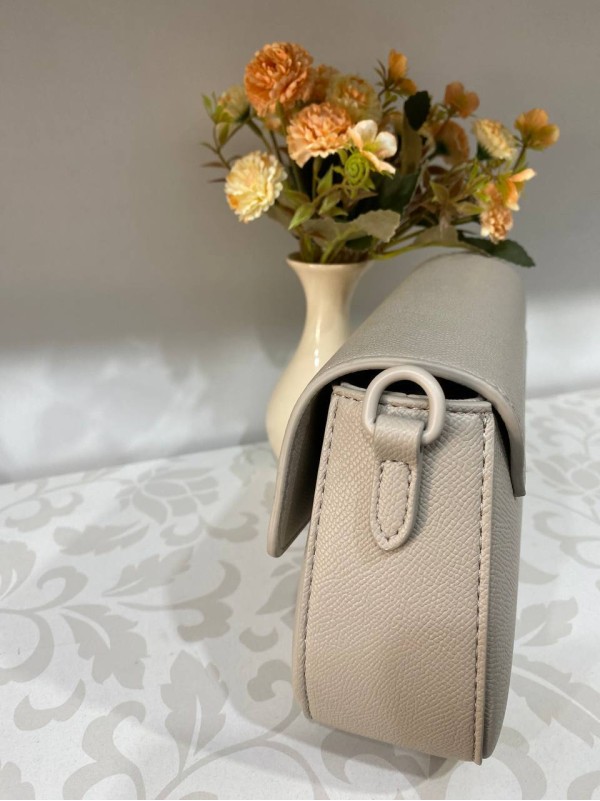 Класична жіноча сумка з еко-шкіри молочного кольору 31928