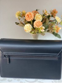 Класична жіноча сумка з еко-шкіри через плече чорного кольору 31932