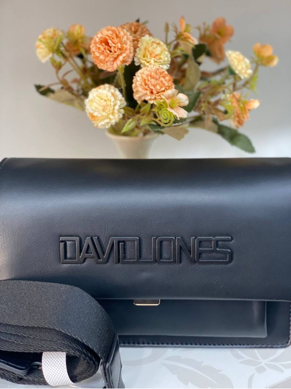 Класична жіноча сумка з еко-шкіри через плече чорного кольору 31932