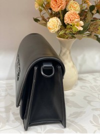 Класична жіноча сумка з еко-шкіри через плече чорного кольору 31932