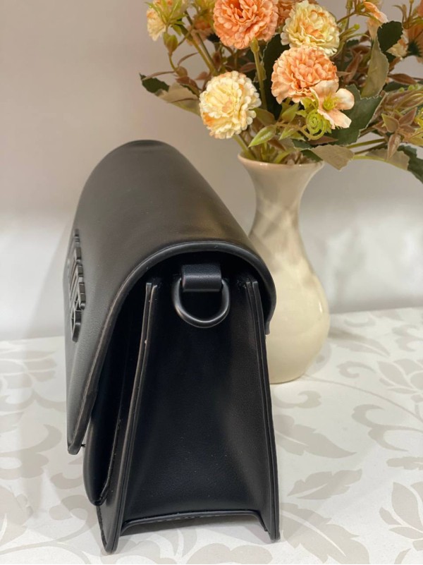 Класична жіноча сумка з еко-шкіри через плече чорного кольору 31932