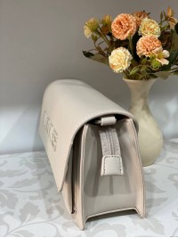 Класична жіноча сумка з еко-шкіри через плече бежевого кольору 31933