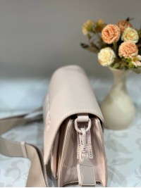 Класична жіноча сумка з еко-шкіри через плече пудрового кольору 31935