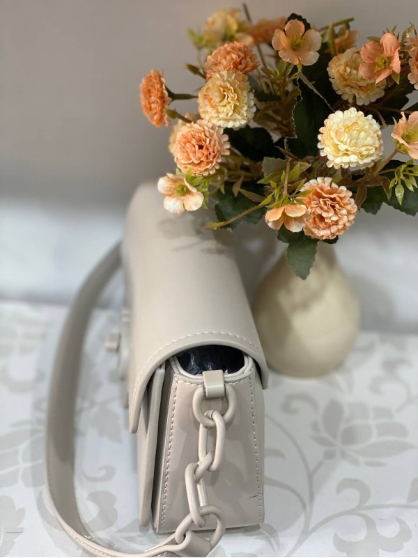 Жіноча сумка крос-боді із еко-шкіри молочного кольору 31989