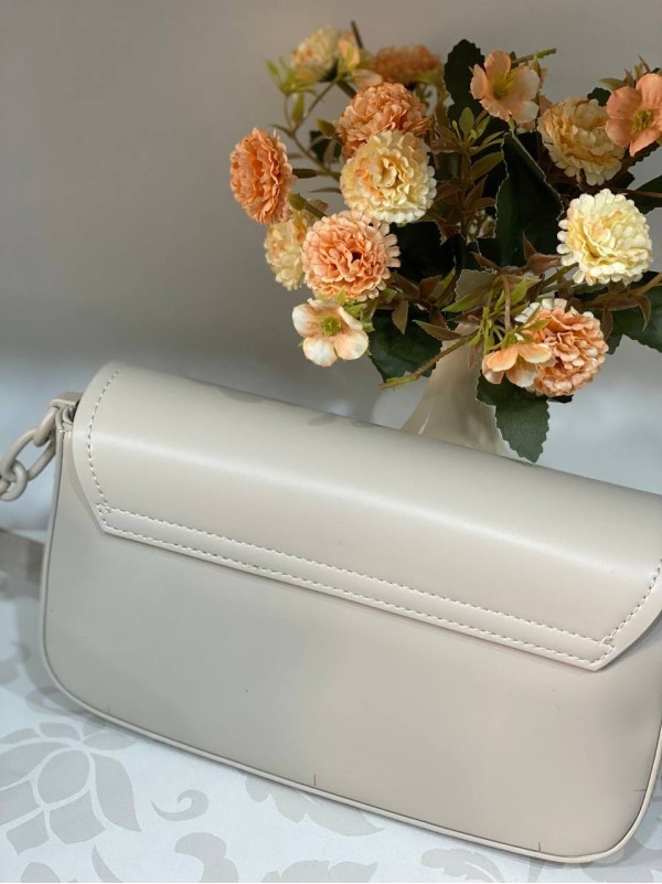 Жіноча сумка крос-боді із еко-шкіри молочного кольору 31989