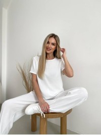 Жіночий прогулянковий костюм молочного кольору 32024