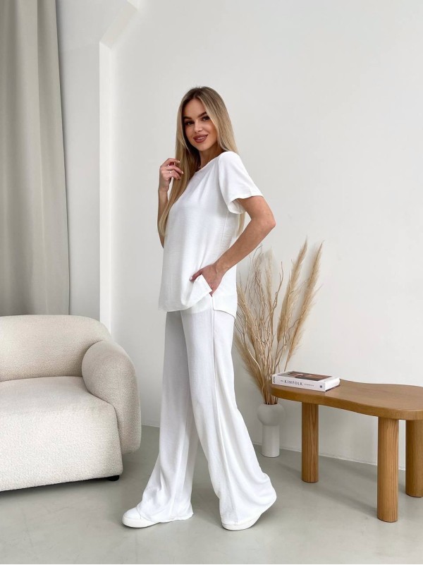 Жіночий прогулянковий костюм молочного кольору 32024