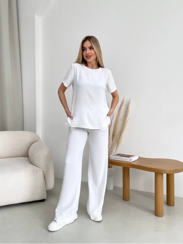 Жіночий прогулянковий костюм молочного кольору 32024