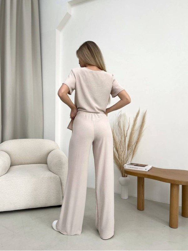 Жіночий прогулянковий костюм бежевого кольору 32027